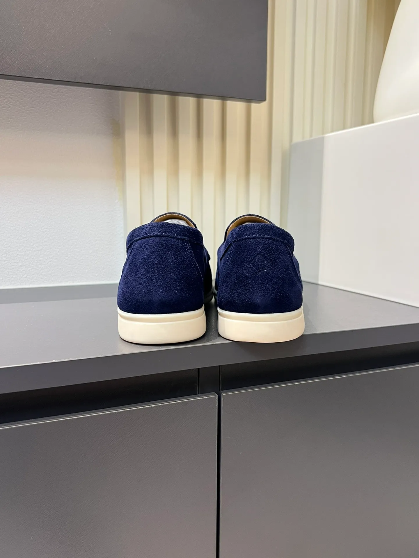 Men's shoes 💰p360 "Loro men's shoes 💰pian'*" Classic L men's shoes for couples 💰p Top version British flat loafers, a must-have item in old money style, the minimalist design is eye-catching and durable, a plus point for dressing The soft foot feel and texture are outstanding. They don’t scratch your feet and are very nice. They are matched with soft and waxy soles. They can be worn daily for a long time without getting tired. They are easy to wear, versatile and classic items, with perfect foot feel and texture! Imported cashmere fabric, the lining is made of imported A-grade water-dyed cow lining, the top version of the genuine leather midsole is sewn with pure handmade mark thread! Size: Female 35-40 (34. Customized) Male 38-44 (45.46. Customized)
